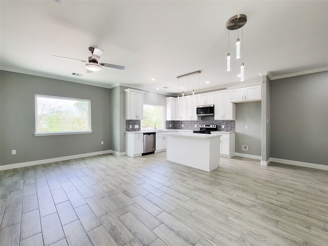 Building Photo - 4512 Maggie St Unit B Rental