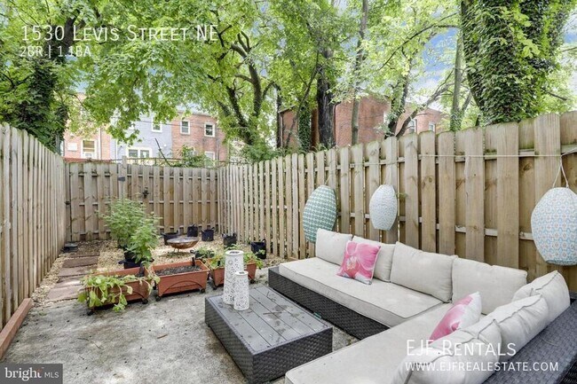 Photo - 1530 Levis St NE