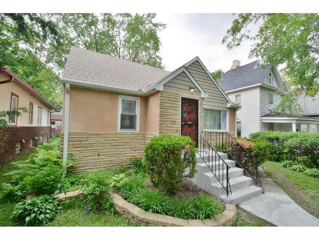 Photo - 3031 Queen Ave N House