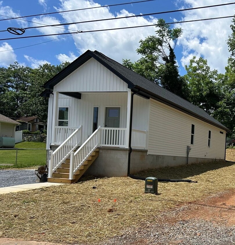 Beautiful new built three-bedroom, two-bat... - Beautiful new built three-bedroom, two-bat...