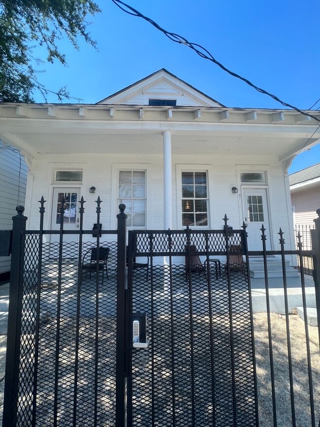 Building Photo - 2bd/1ba with New Appliances Near Campus Located on Oak St. Text 510-631-1171 for more info!