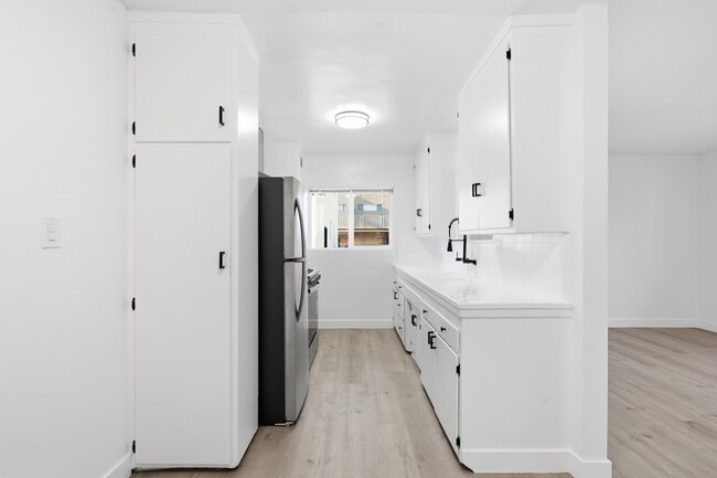 Photo - 6860-6870 Hazeltine Ave