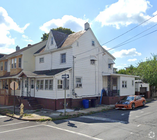 Building Photo - Fresh 3 Bedroom House in West End Easton w...