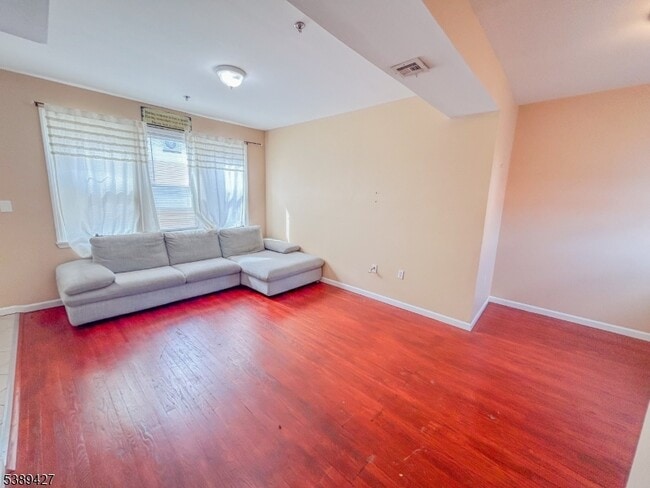 Photo - 329 Broad St