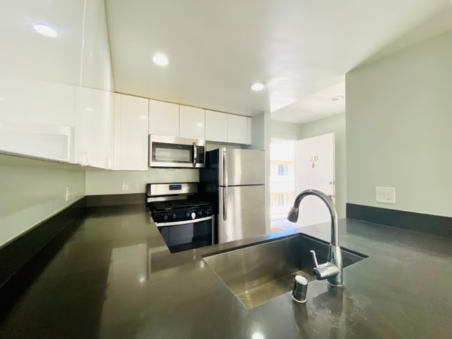 Photo - 1535 N Kenmore Ave Unit 2D