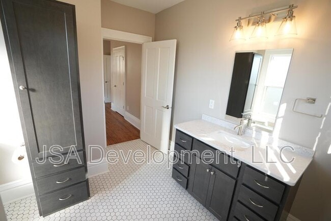 Photo - 519 E 3rd St