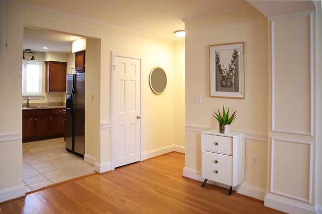 Photo - 27 W Lock Ln