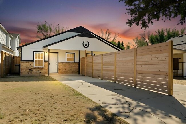 Photo - 1115 Brookswood Ave