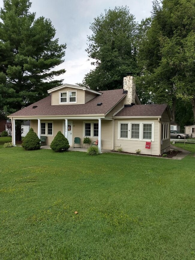 Building Photo - 3 Bed/2 Bath Single Fmaily Home