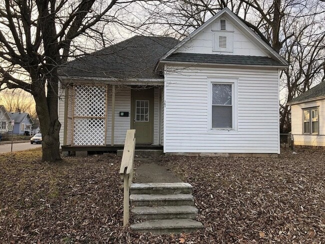 Building Photo - 2 bed/1 bath, 900 sq ft home!