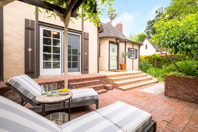 Charming outdoor patio - 2173 San Pasqual St