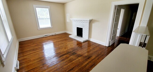 Photo - Lovely 2 Bedroom with a Large Yard!