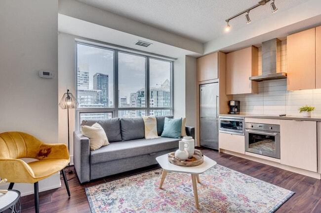 Building Photo - 315 Front St W