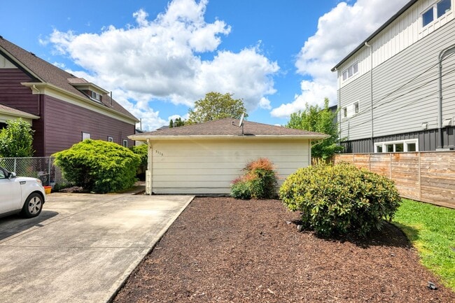 Building Photo - Updated 2 Bedroom, 1 Bathroom Duplex in the Heart of North Portland