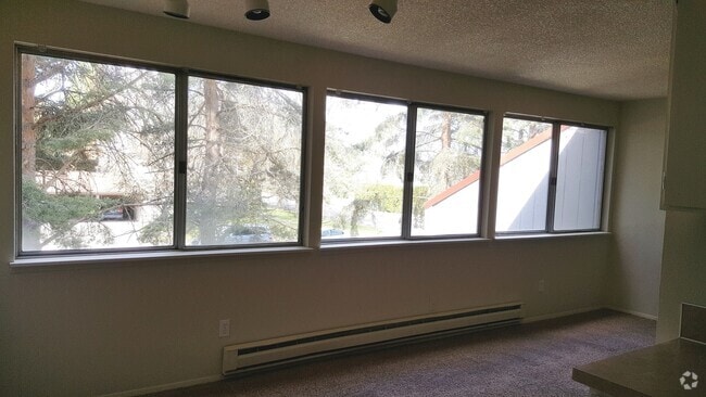Building Photo - 1 bedroom 1 bath upstairs apartment