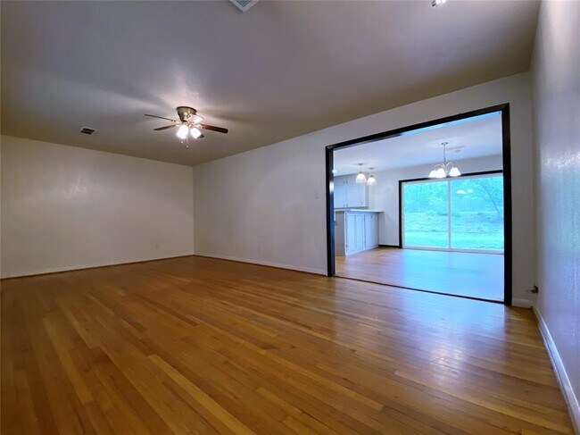 Photo - 5242 Beechnut St