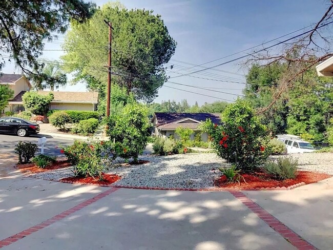 Photo - The Beautiful Home in Crestlawn is read for Lease