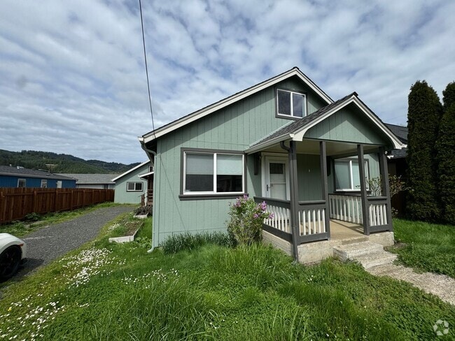 Building Photo - 3 bedroom house with a guest house