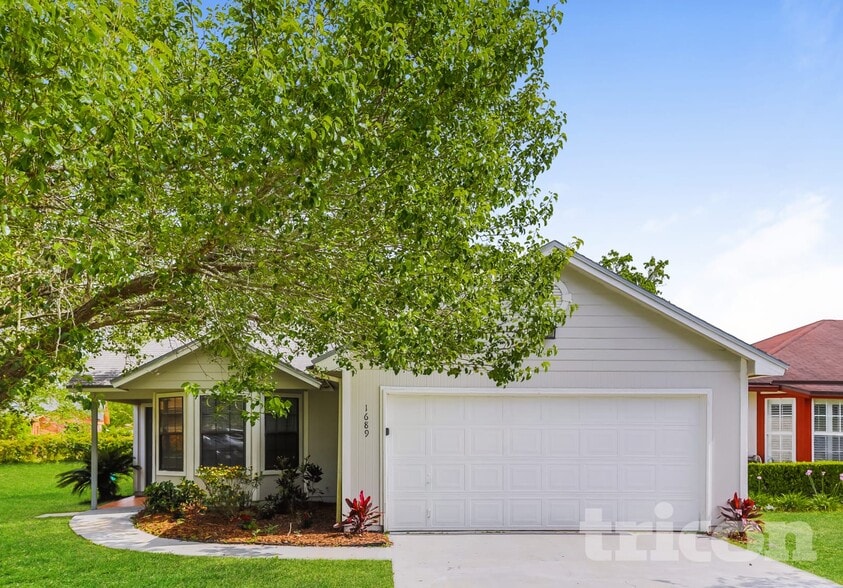 1689 Ashwood Cir