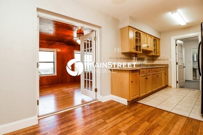 Photo - 3 Bedroom Pet-Friendly Home in SEMINOLE, FL with Main Street Renewal
