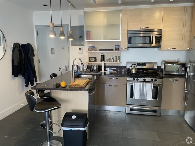 Building Photo - 194 Meserole St Unit 2a Rental