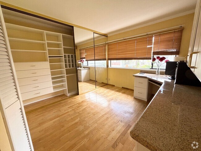 Building Photo - 2 Bedroom 1.5 Bathroom at Nuuanu Streamsid... Rental