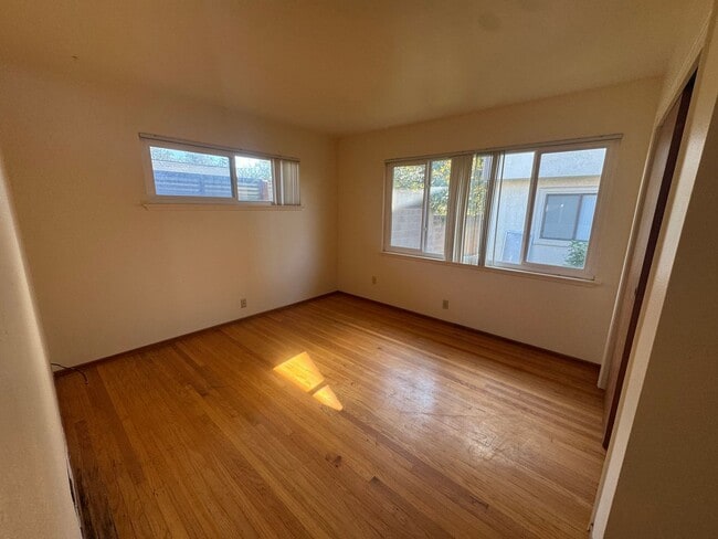 Building Photo - 708 E Cook St