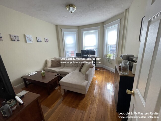 Building Photo - 33 Woodstock Ave Unit 60 woodstock ave 3