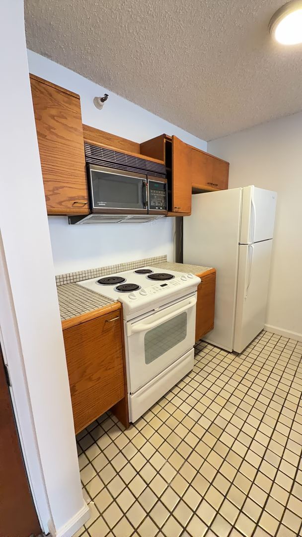 Building Photo - $2000 1BR/1BA, 1 Covered PKG, in the heart of Honolulu.