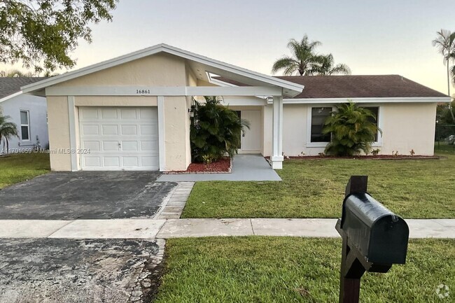 Building Photo - 16861 Royal Poinciana Dr Rental