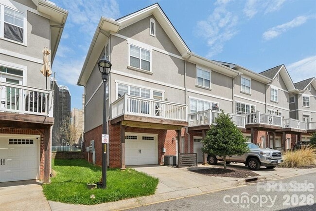 Photo - 827 W 4th St