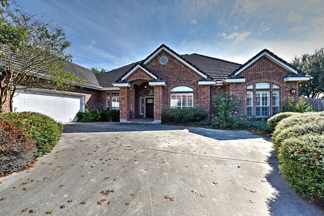 Beautiful one-story custom home in the gua... - Beautiful one-story custom home in the gua...