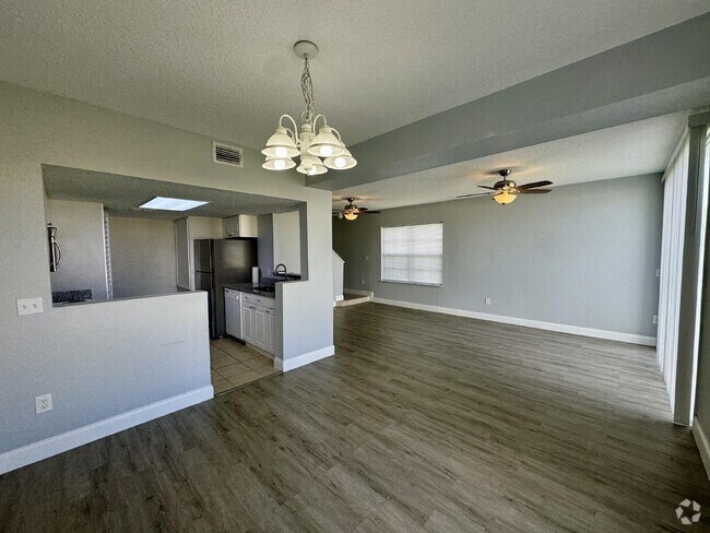 Building Photo - Contemporary Townhome for Rent in Davenpor...