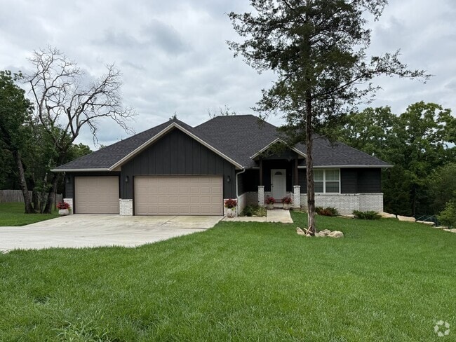 Building Photo - Gorgeous 4Bedroom House, on spacious 2 acres