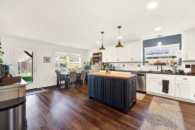 Photo - 209 White Oak Ln