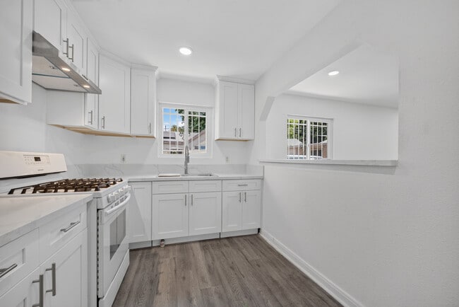 Photo - 9817 Holmes Ave