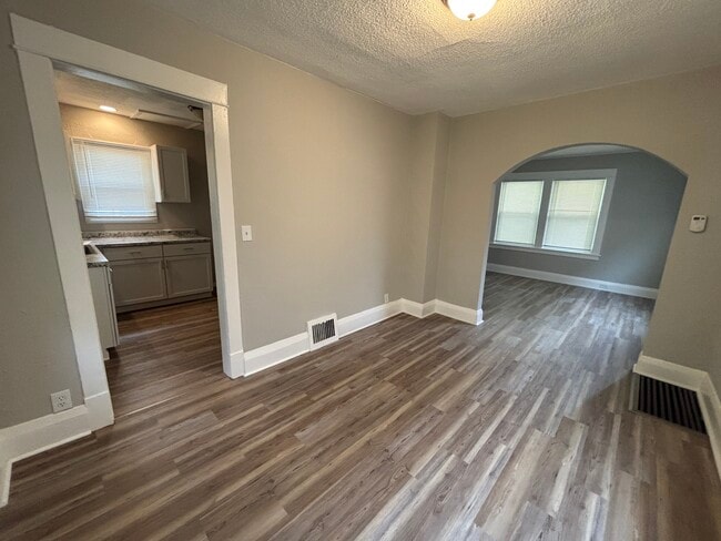 Photo - 3524 Leybourn Ave
