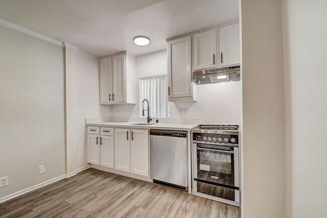 Photo - 14900 Moorpark Street