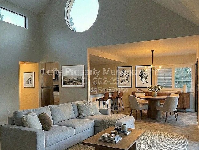 Building Photo - 345 N Melrose Dr Unit F