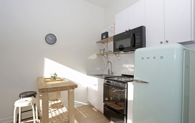 Building Photo - 810 N Clark St