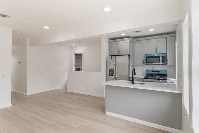 Building Photo - 709 Grand Ave Rental