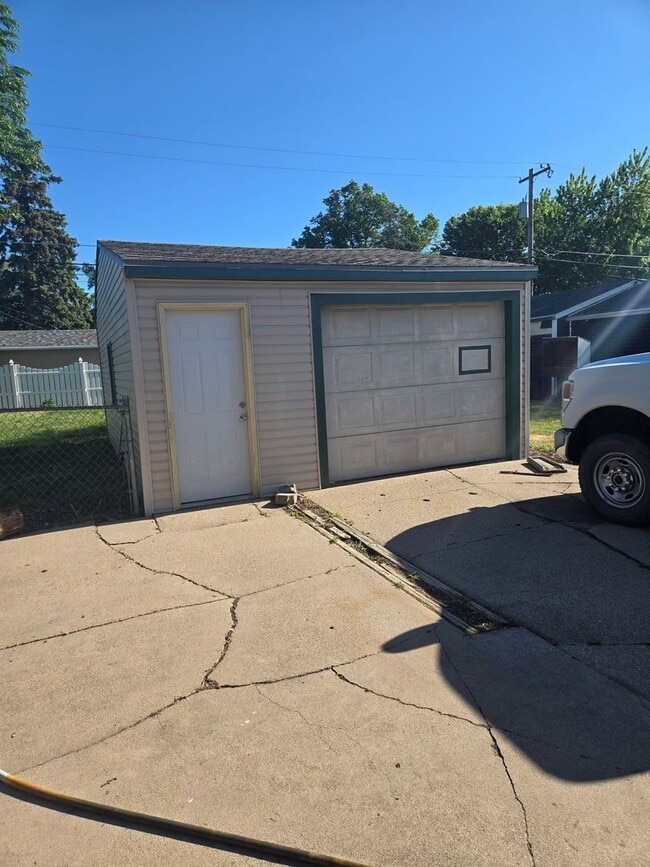 Building Photo - 2 Bedroom Home with Fenced Yard & Updated Flooring in Kitchen/Bath