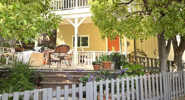 Frente de la casa - 1340 Hospital Rd Unidad B