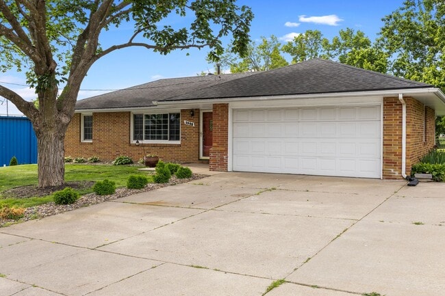Photo - 3 Bedroom 2 Bath 2 Stall Garage Urbandale