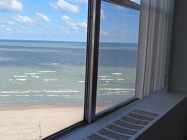 Building Photo - 5757 N Sheridan Rd Unit C