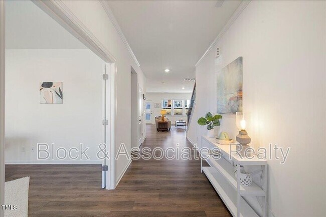 Photo - 504 Morning Glade St