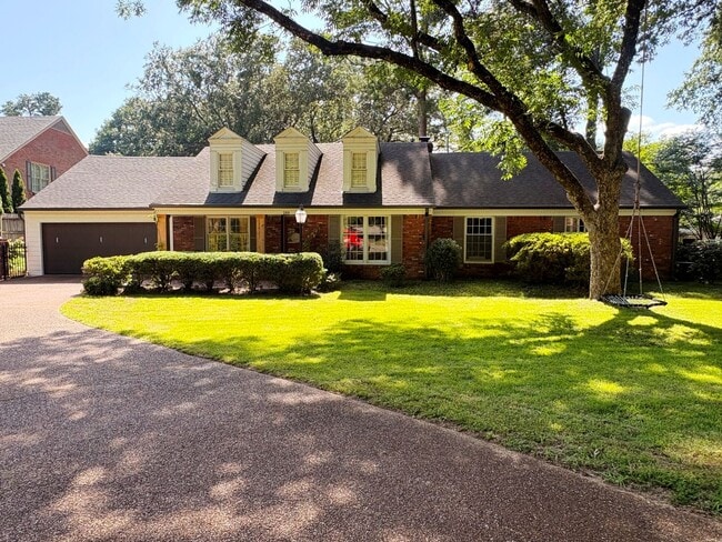 Building Photo - Renovated Home In The Heart Of East Memphis! Fully Fenced Backyard! No Carpet!