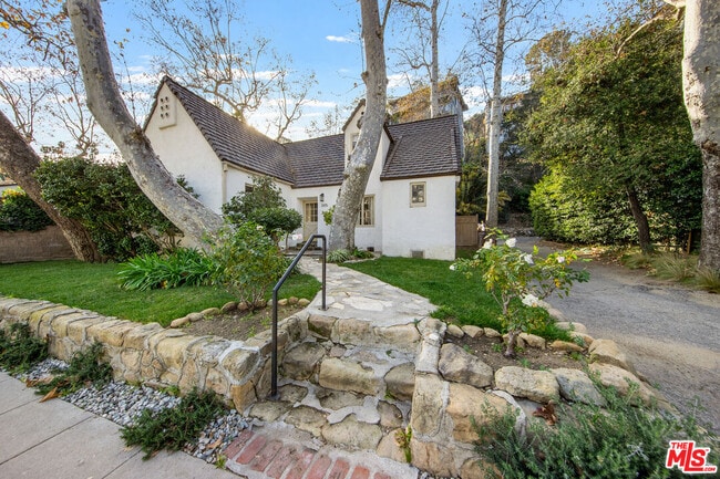 Building Photo - 2615 Canyon Dr