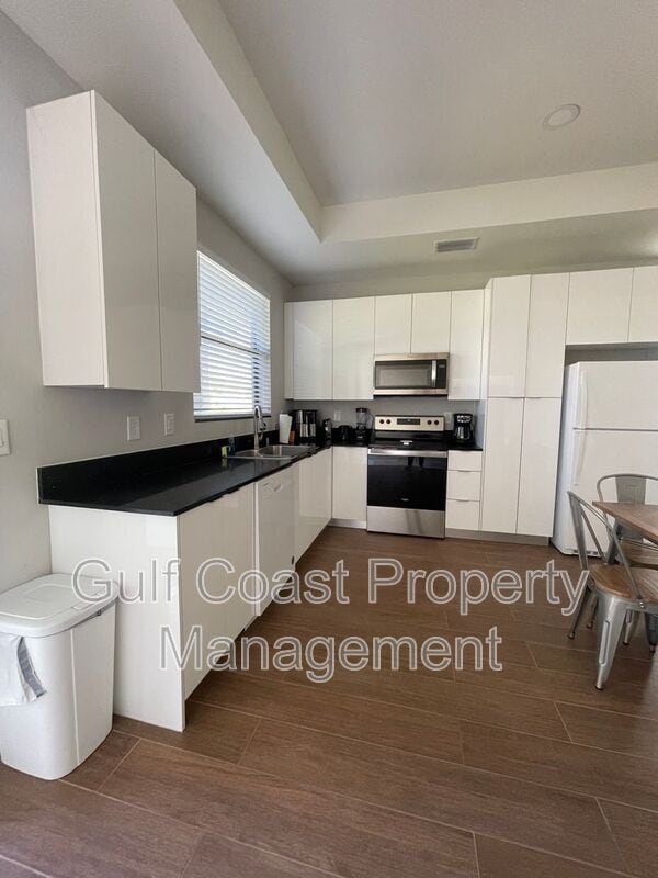 Photo - 681 Windermere Dr