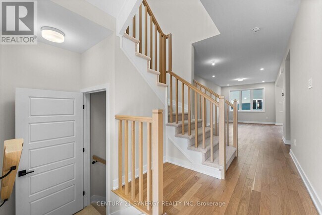 Photo - 305 Cornflower Row